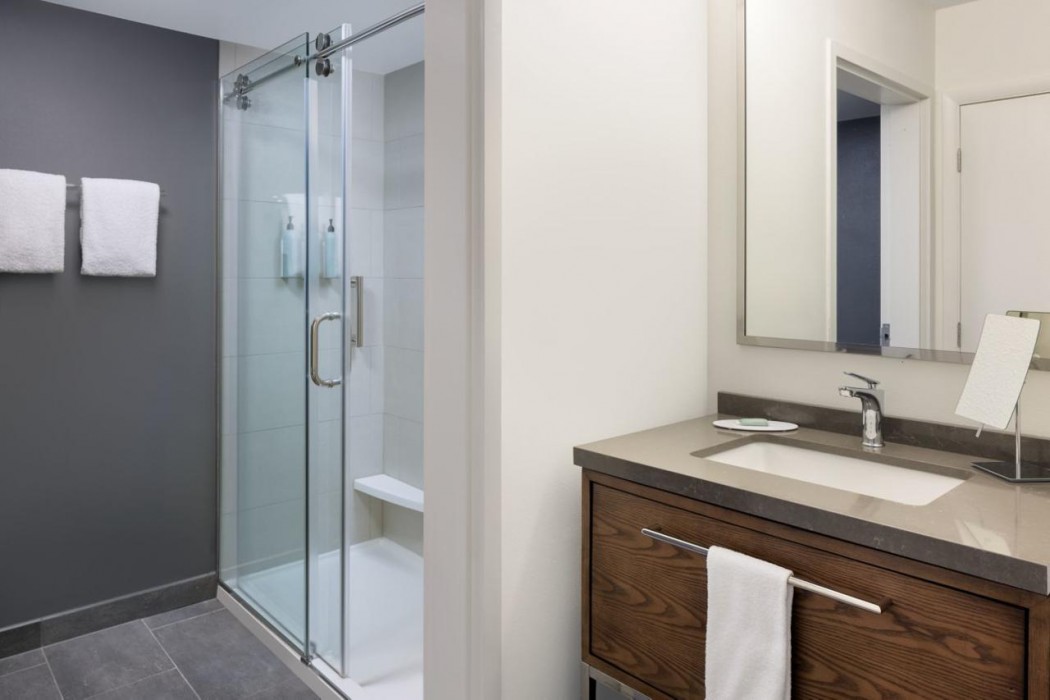 Courtyard By Marriott Edison Woodbridge 20/40