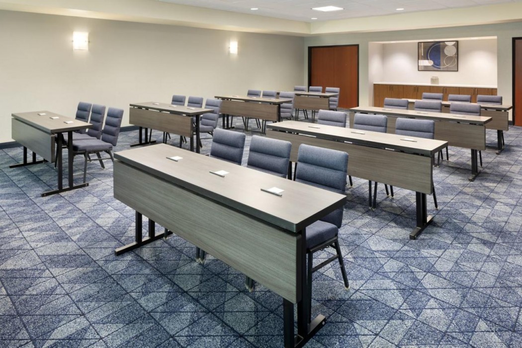 Courtyard By Marriott Edison Woodbridge 34/40
