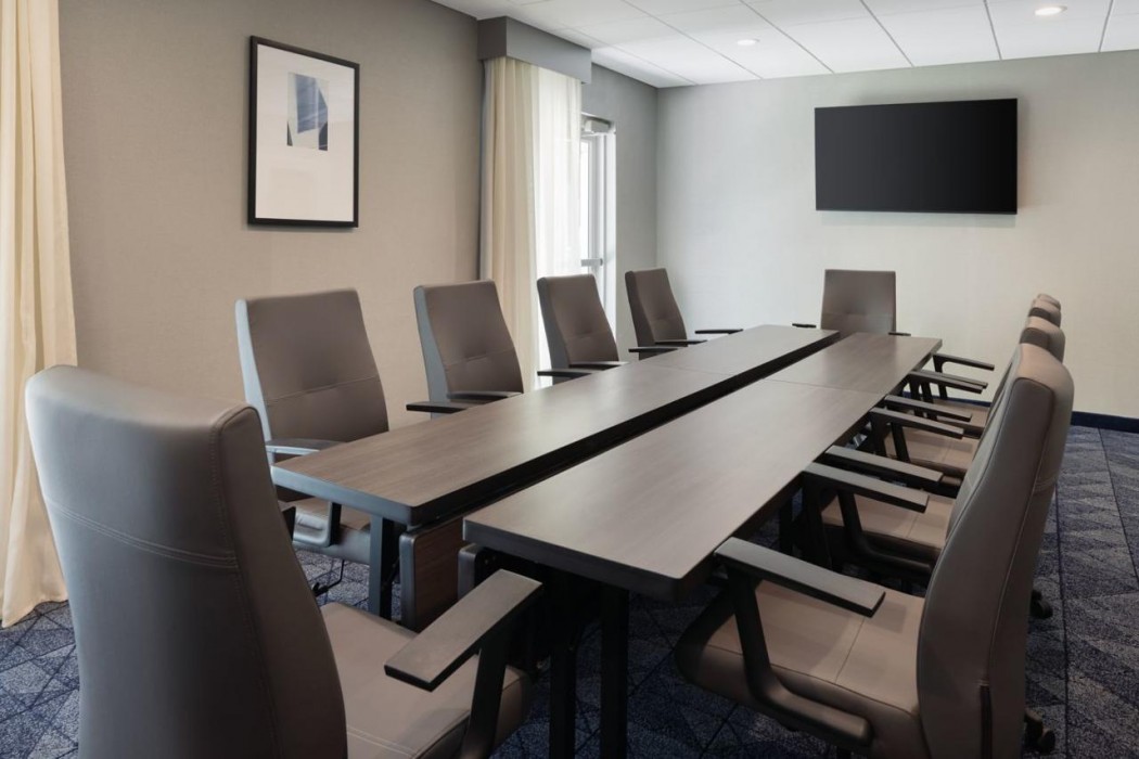 Courtyard By Marriott Edison Woodbridge 35/40