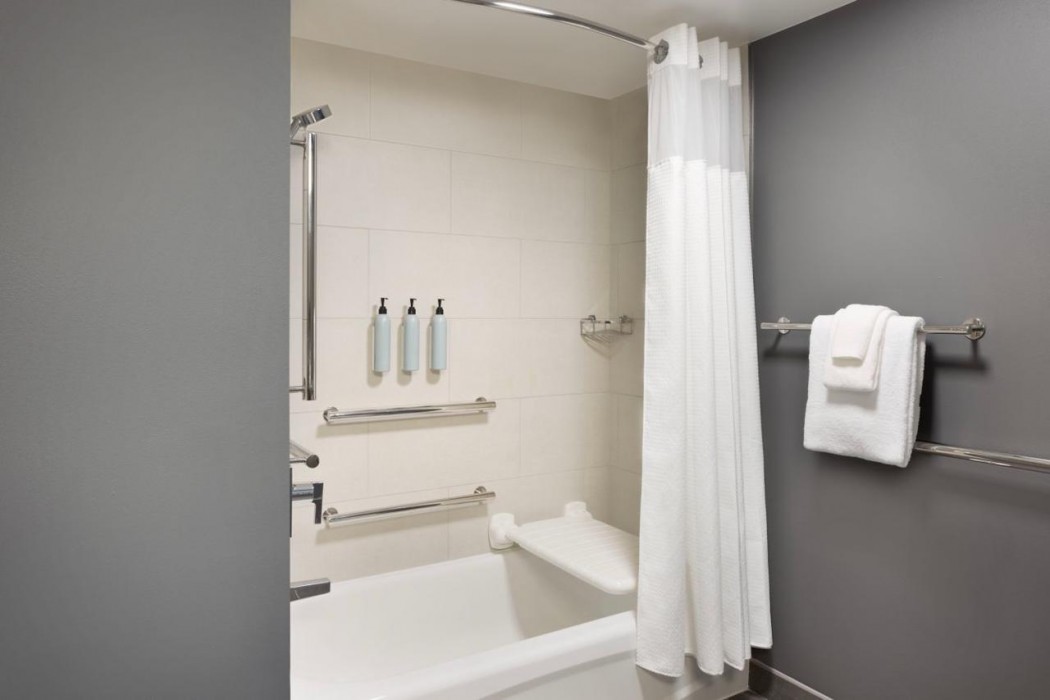 Courtyard By Marriott Edison Woodbridge 25/40