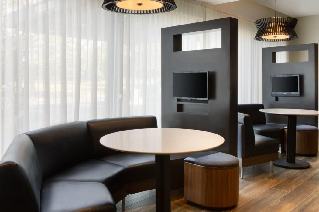 Courtyard By Marriott Edison Woodbridge 27/40