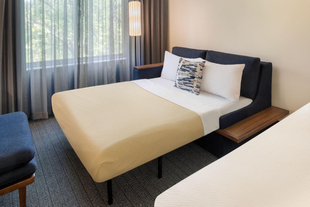 Courtyard By Marriott Edison Woodbridge 16/40