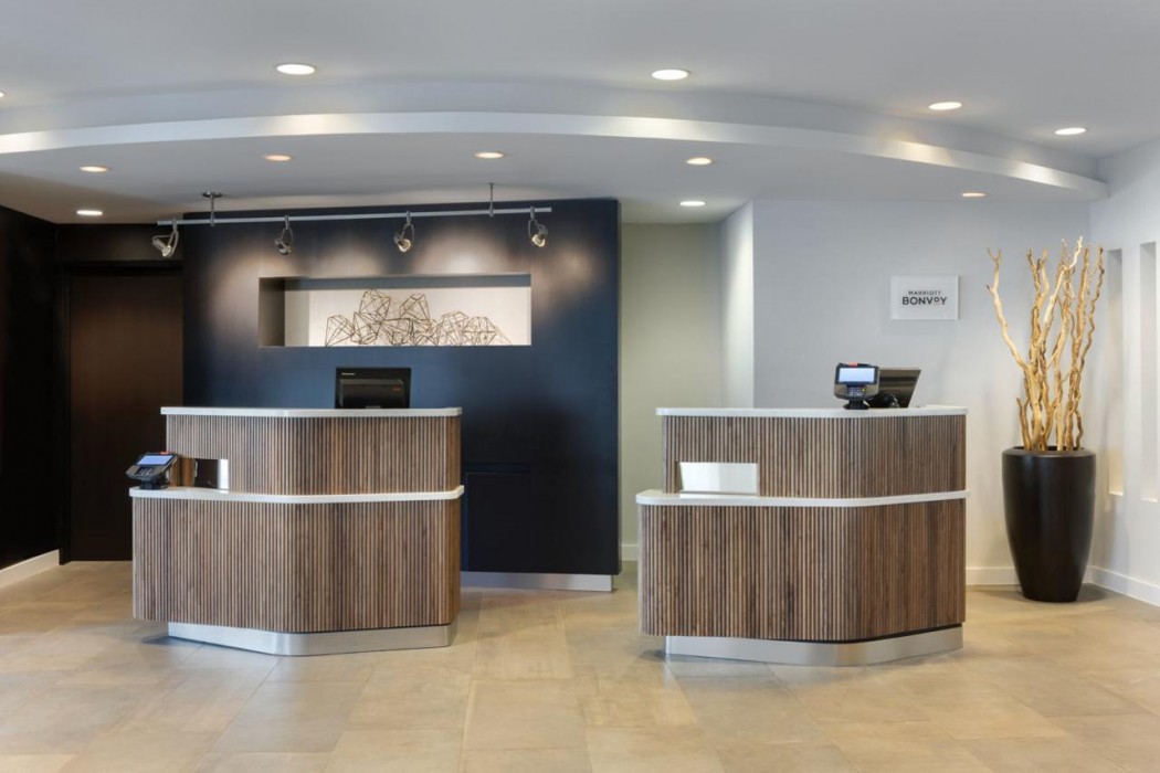 Courtyard By Marriott Edison Woodbridge 6/40