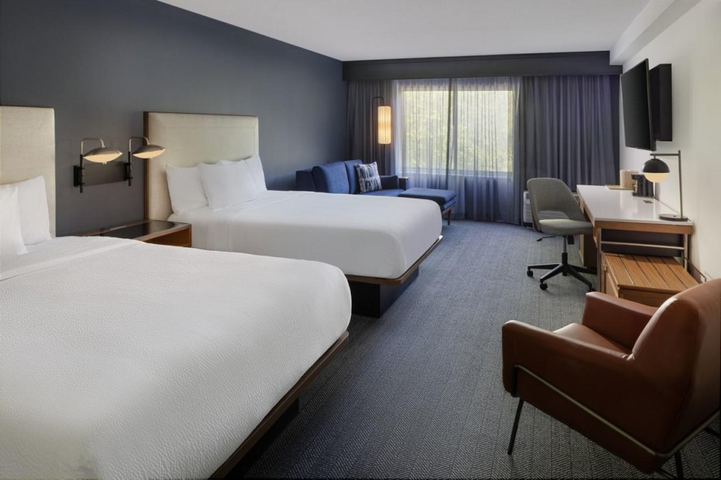 Courtyard By Marriott Edison Woodbridge 12/40