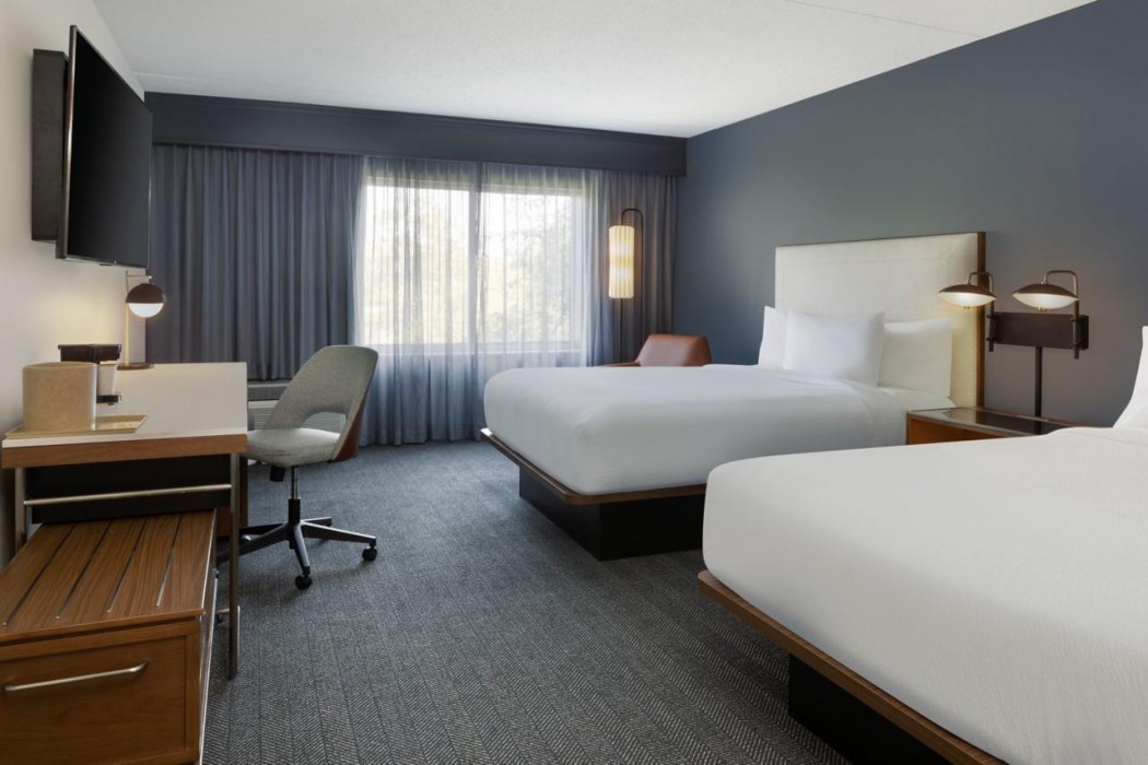 Courtyard By Marriott Edison Woodbridge 11/40
