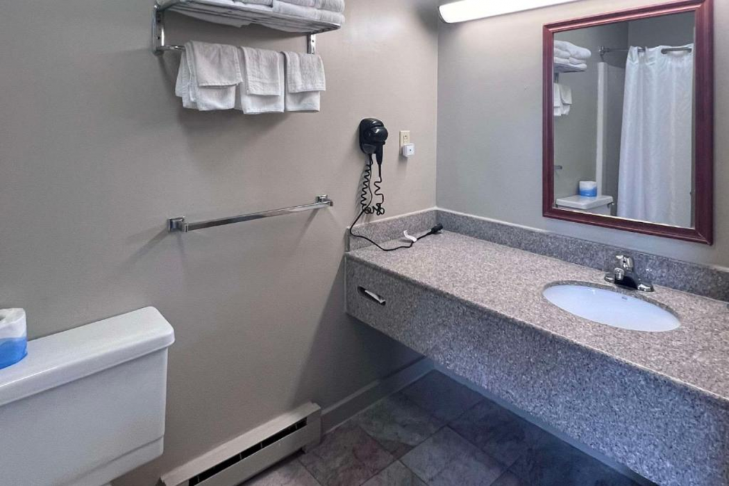 Rodeway Inn and Suites Hershey Chocolate Avenue 11/17