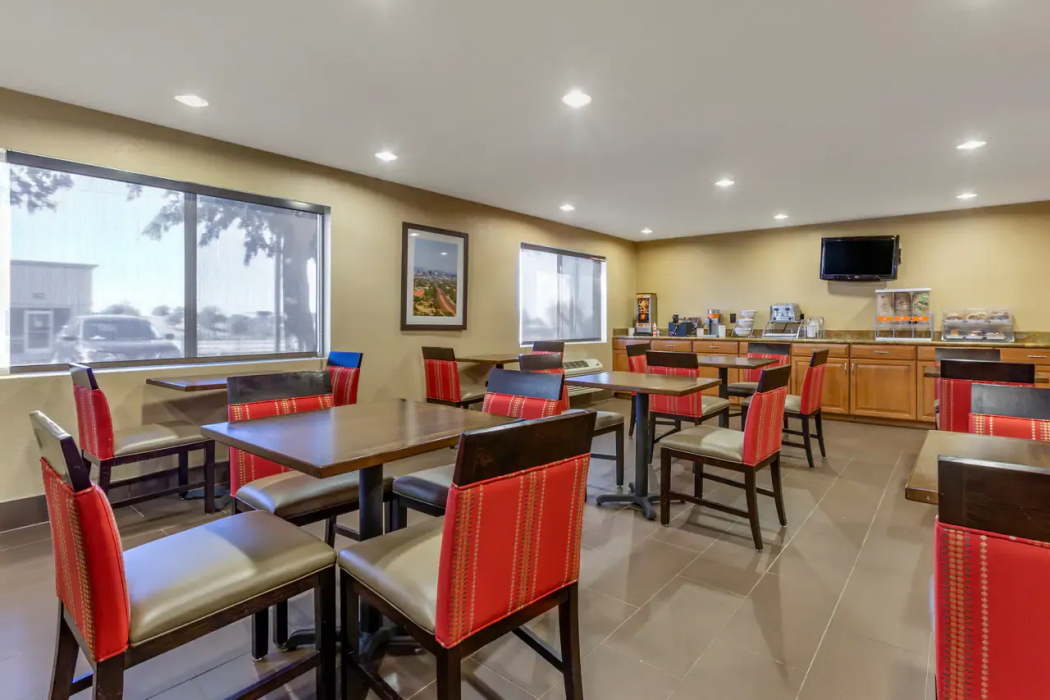 Comfort Inn & Suites Phoenix North / Deer Valley 24/31