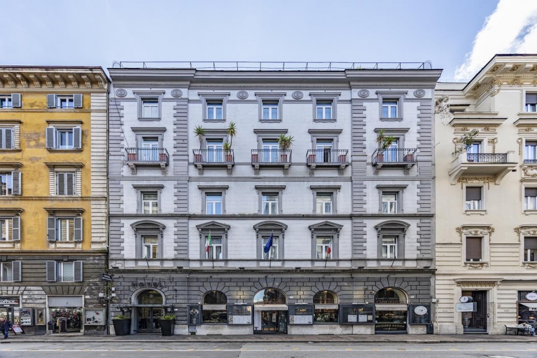 Hotel Diplomatic 3/82