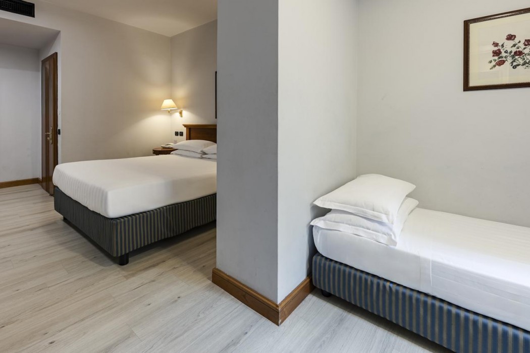 Hotel Diplomatic 23/82