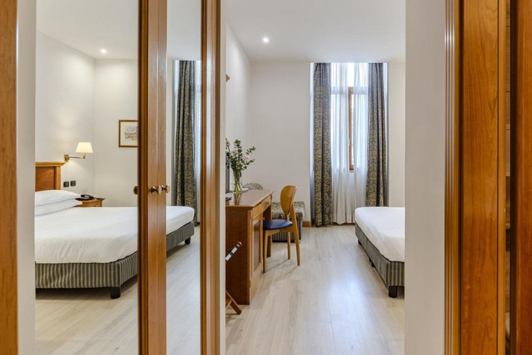 Hotel Diplomatic 15/82