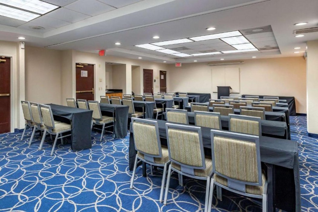 Comfort Inn & Suites Houston I-10 West Energy Corridor 14/21