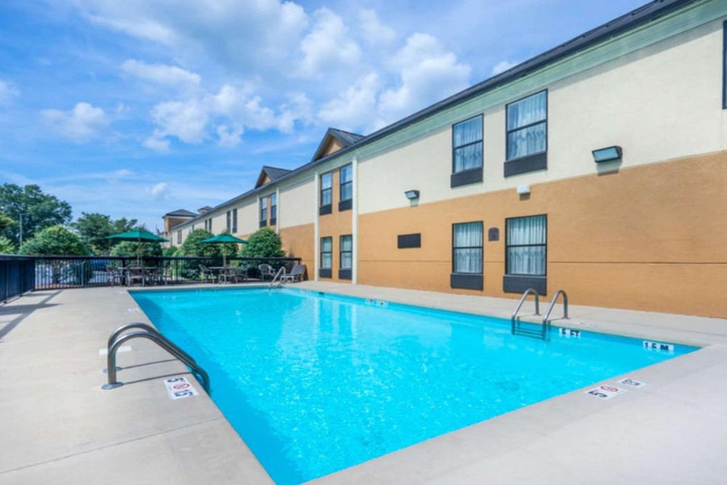 Clarion Pointe New Bern 24/37