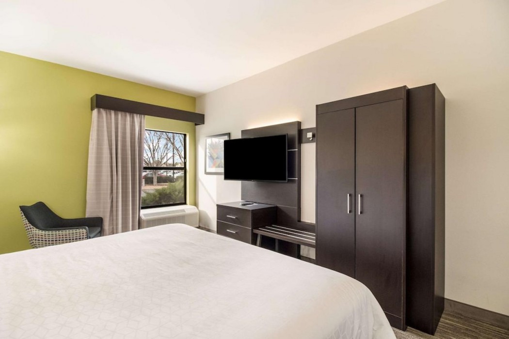 Clarion Pointe New Bern 16/37
