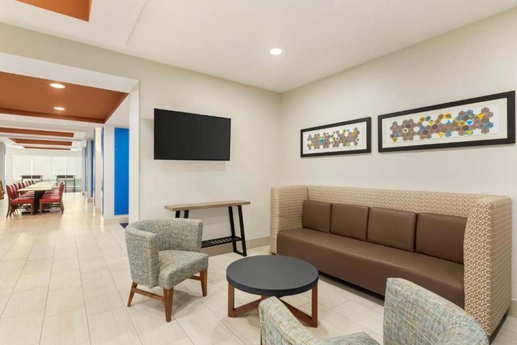 Holiday Inn Express & Suites Fort Myers East - The Forum 4/65