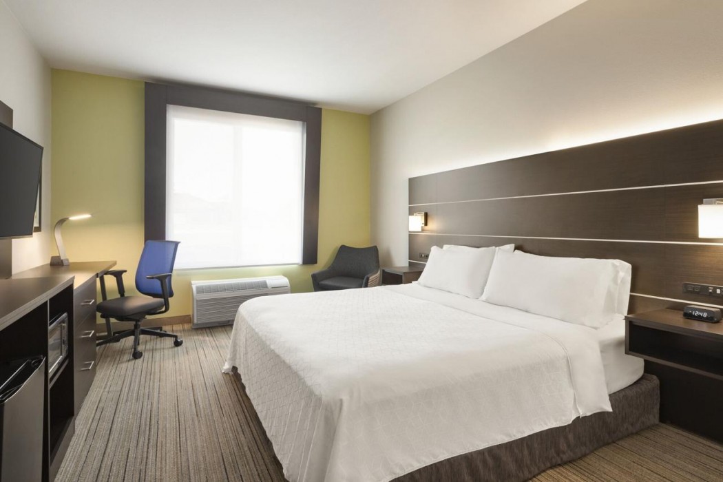 Holiday Inn Express & Suites Fort Myers East - The Forum 16/65