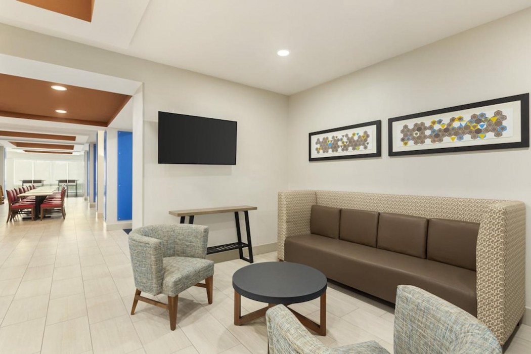 Holiday Inn Express & Suites Fort Myers East - The Forum 37/65