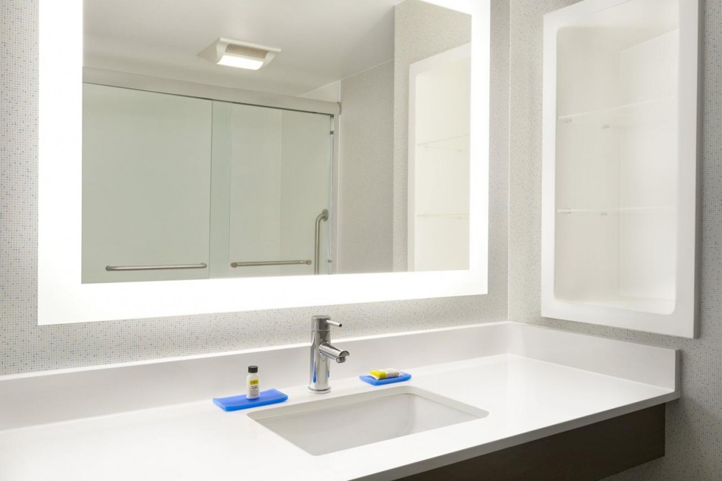 Holiday Inn Express & Suites Fort Myers East - The Forum 29/65