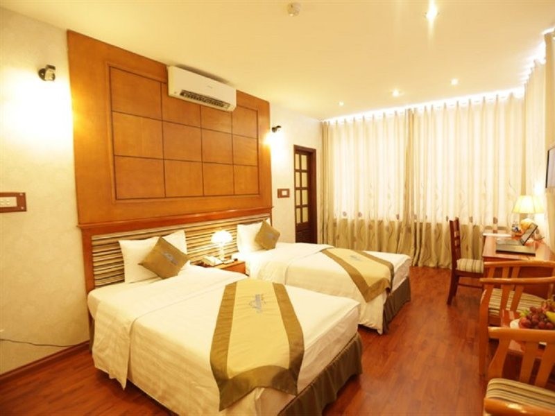 MOONVIEW HOTEL 18/30