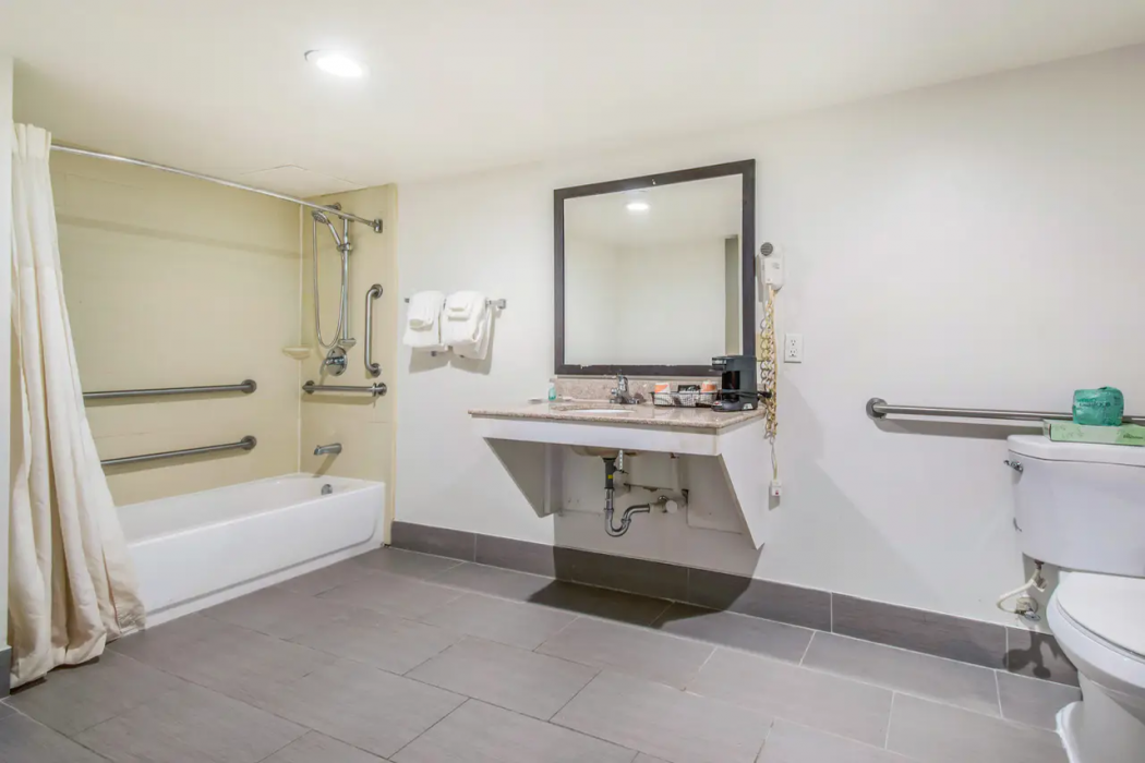 Quality Inn and Suites York PA 13/27