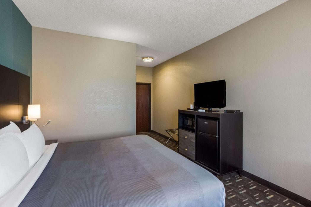 Quality Inn Galesburg near US Highway 34 and I-74 10/23