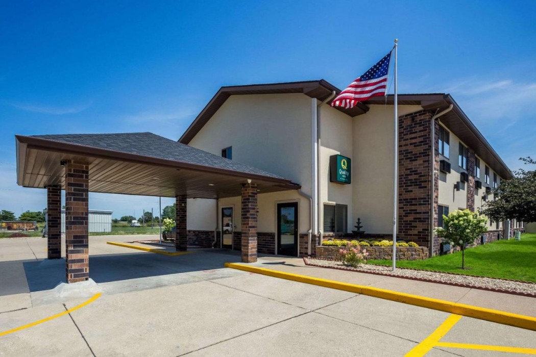 Quality Inn Galesburg near US Highway 34 and I-74 1/23