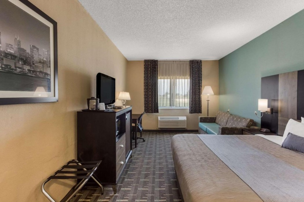 Quality Inn Galesburg near US Highway 34 and I-74 9/23