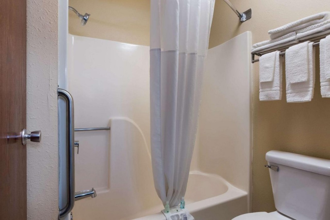 Quality Inn Galesburg near US Highway 34 and I-74 15/23