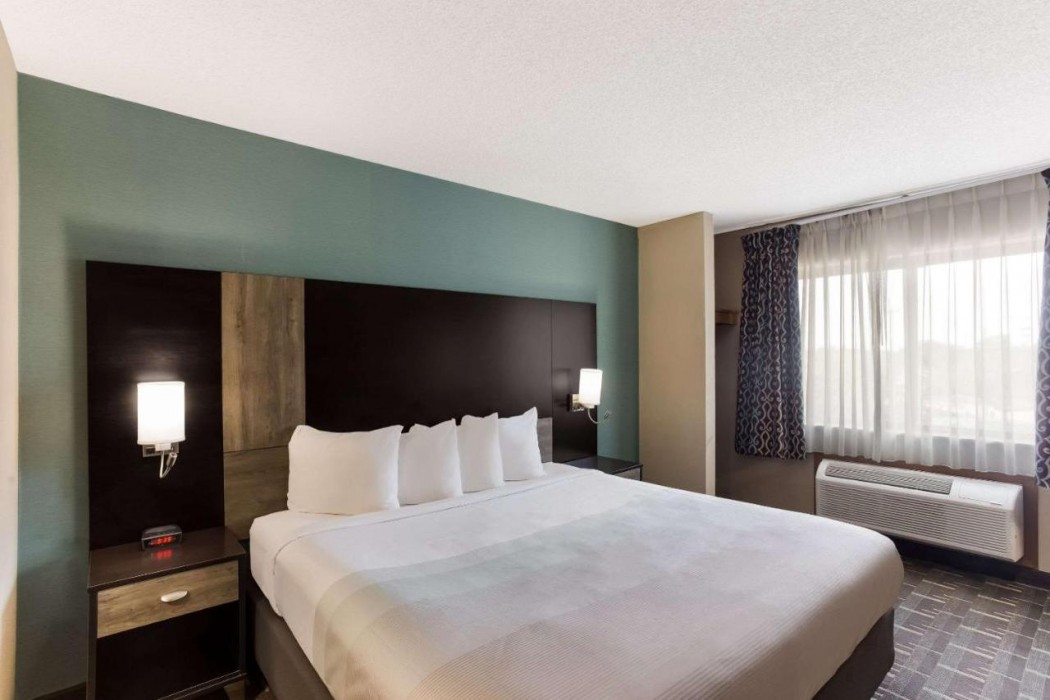 Quality Inn Galesburg near US Highway 34 and I-74 14/23