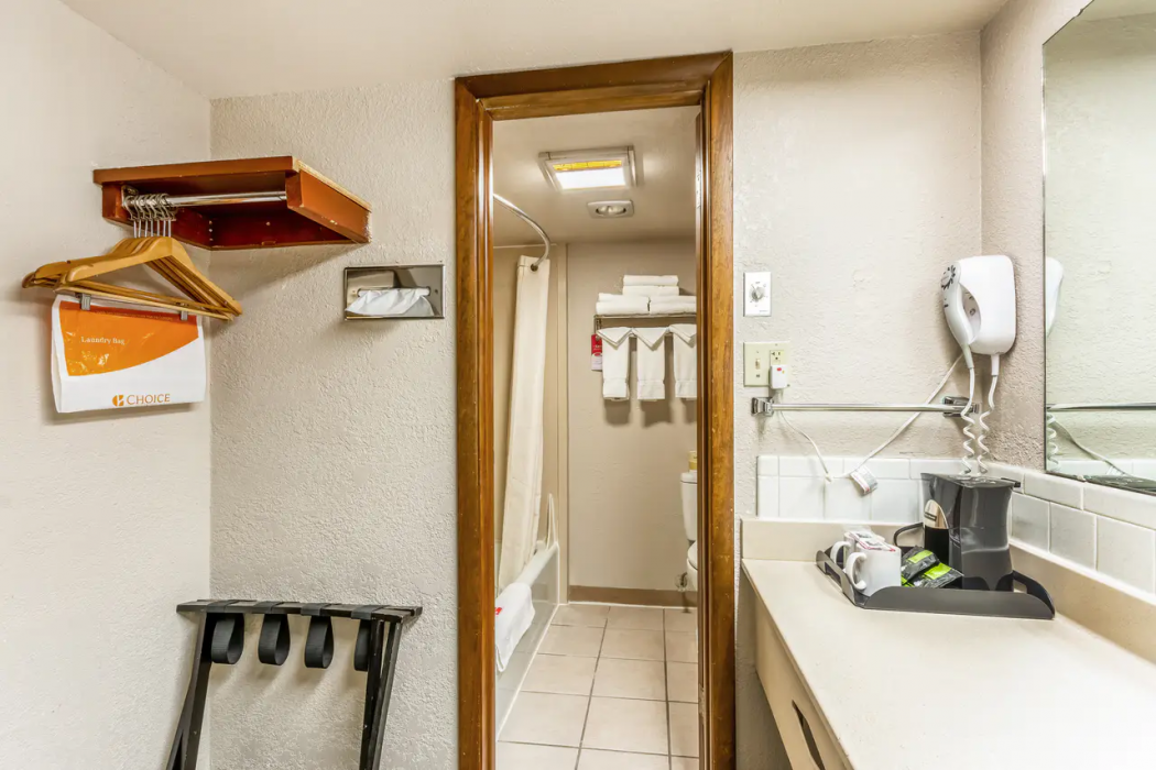 Econo Lodge Winfield 11/24