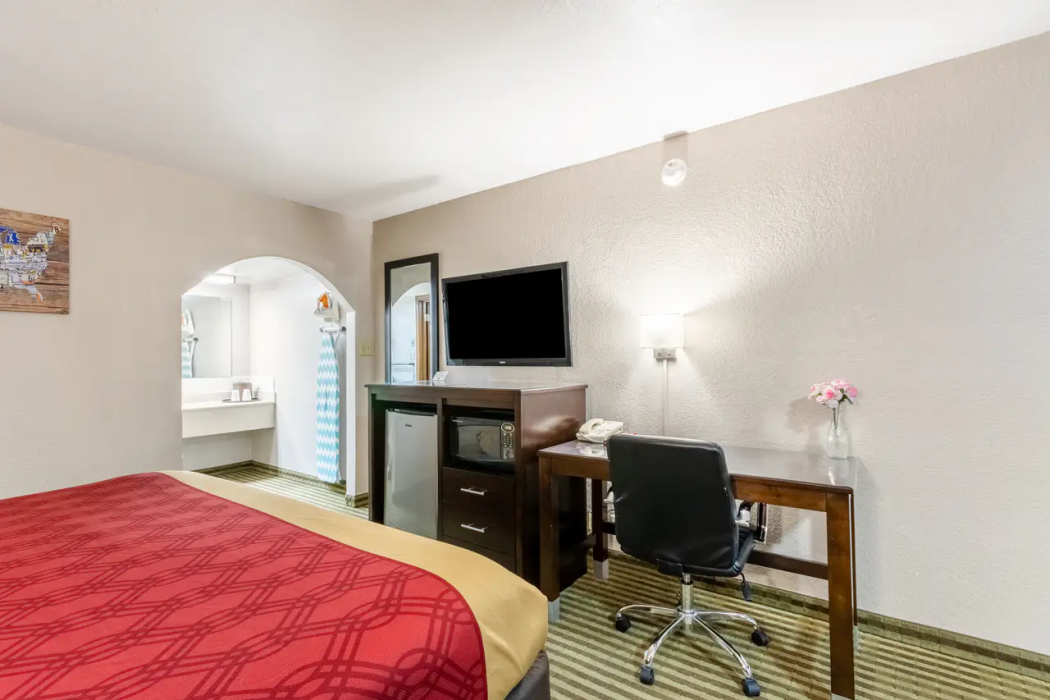 Econo Lodge Winfield 10/24