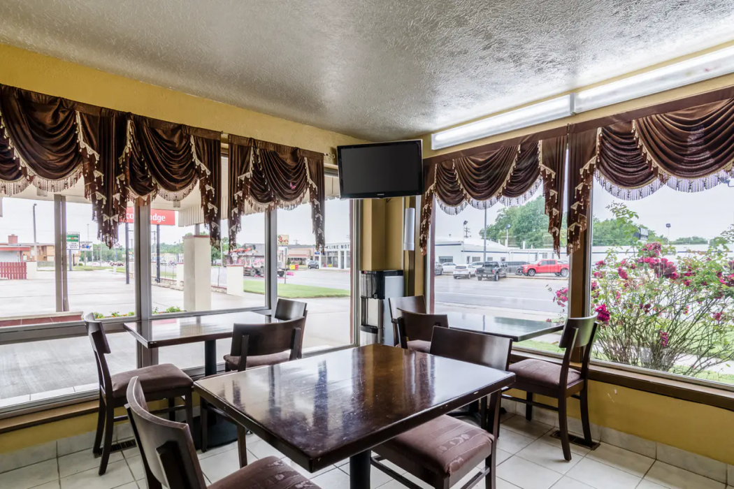 Econo Lodge Winfield 12/24