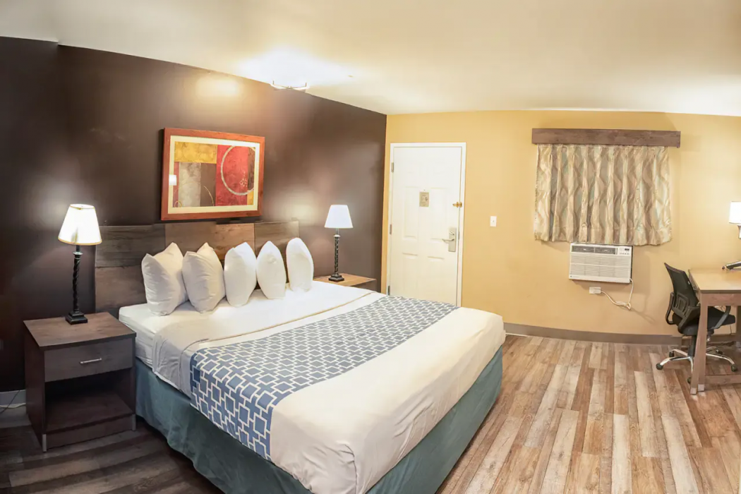Suburban Studios Charlotte - Ballantyne 11/15