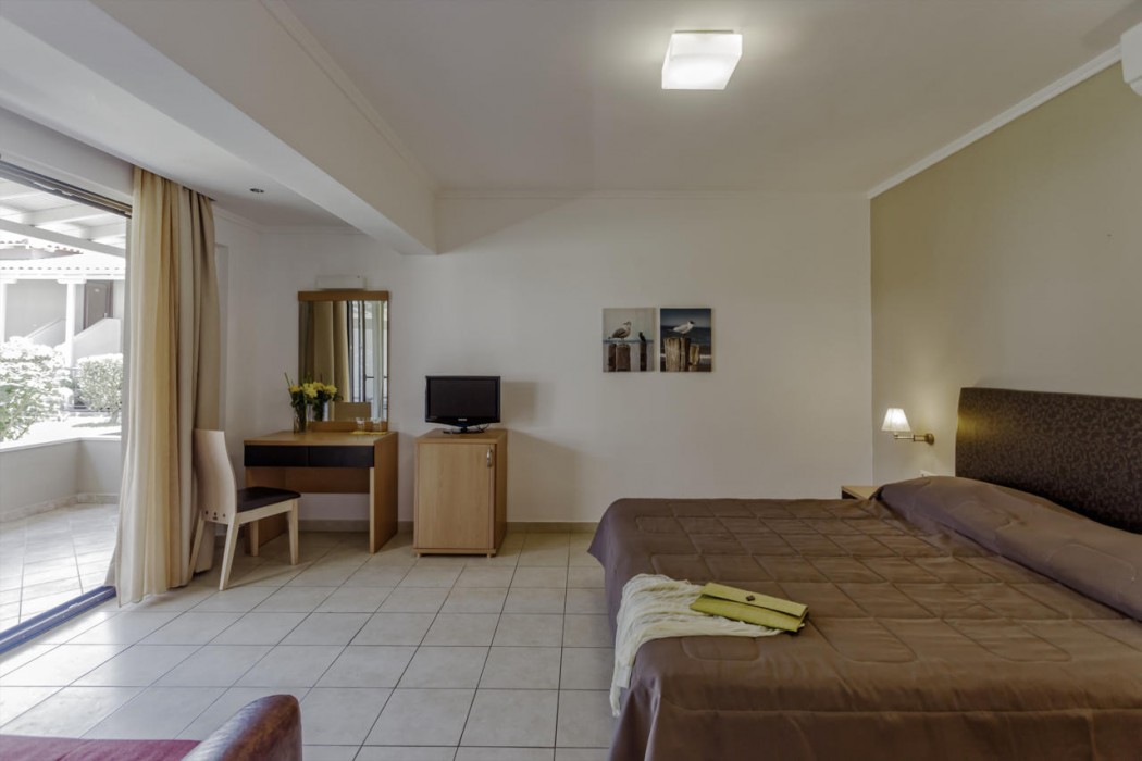 Lagomandra Beach Hotel and Suites 16/71
