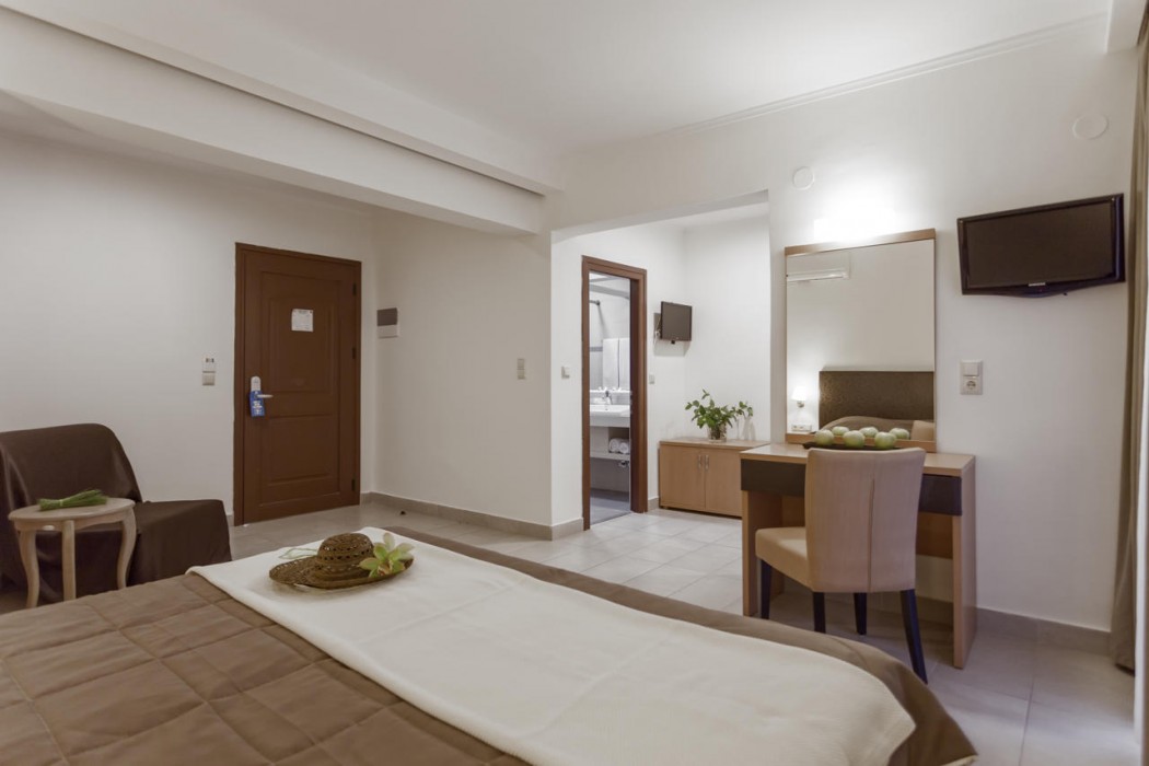 Lagomandra Beach Hotel and Suites 17/71