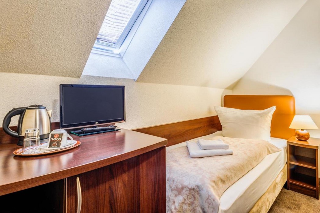 Upper Room Hotel 6/73