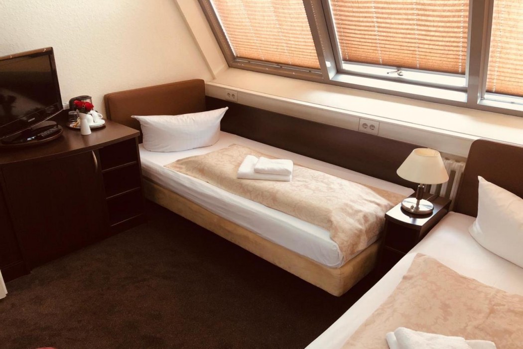 Upper Room Hotel 33/73