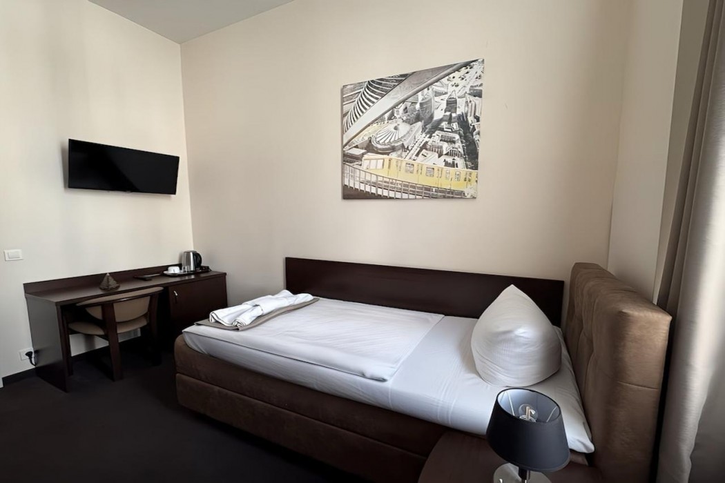Upper Room Hotel 27/73