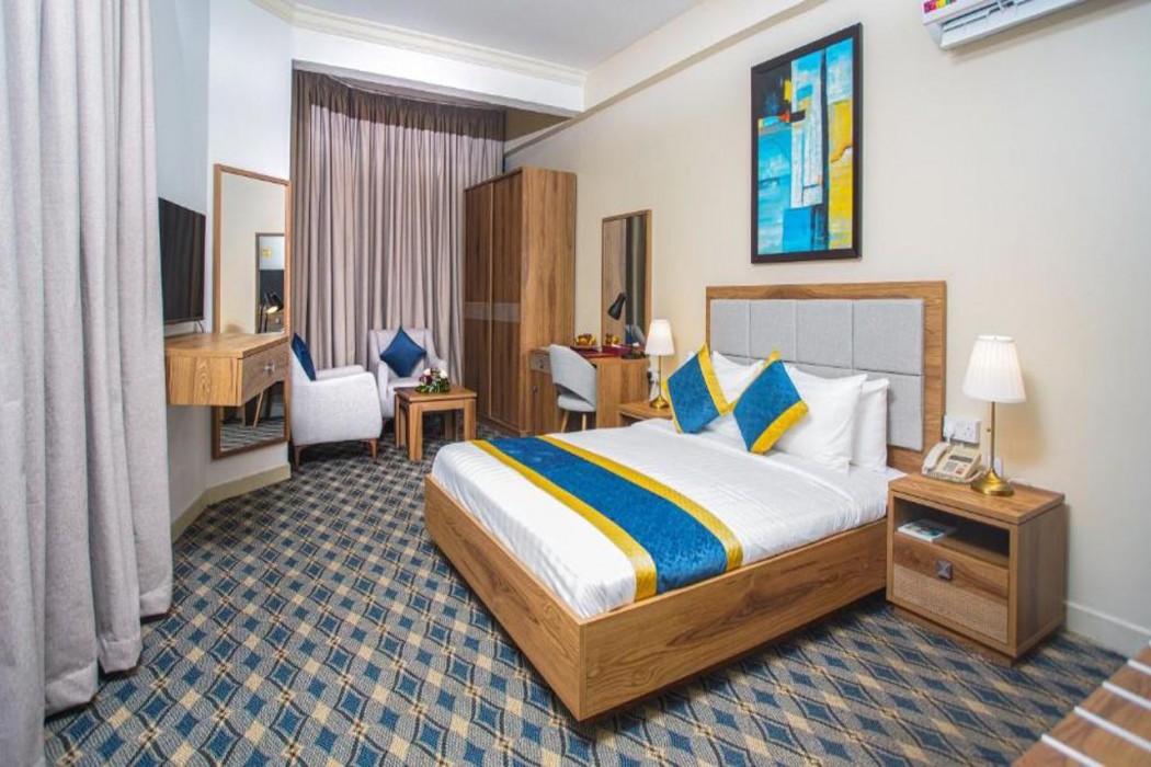 La Villa Palace Hotel 8/18