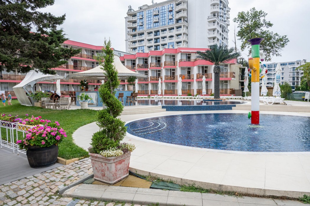 Flamingo Beach Hotel 37/63