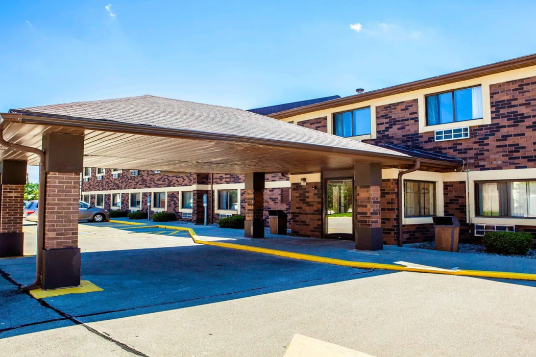 Quality Inn & Suites Champaign North - Urbana 3/23
