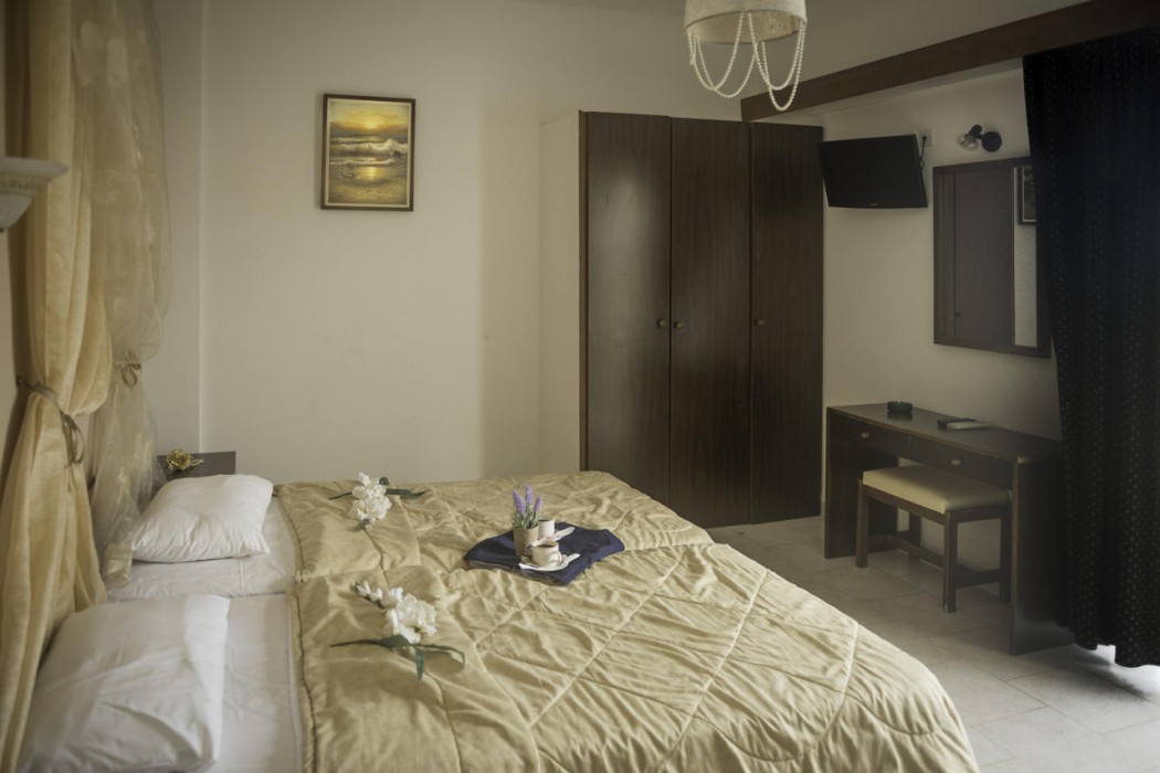 Antonios Hotel 12/62