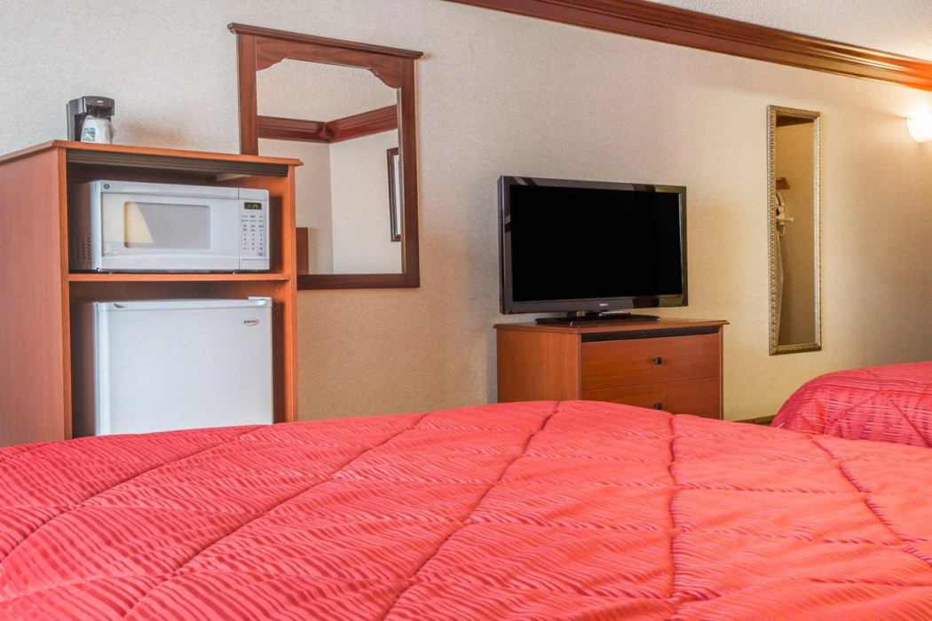 Quality Inn & Conference Center Brattleboro North 17/64