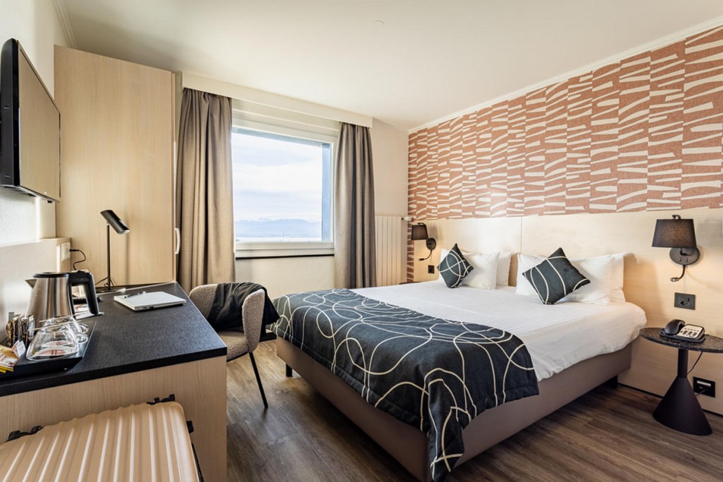 Everness Hotel and Resort 4/71