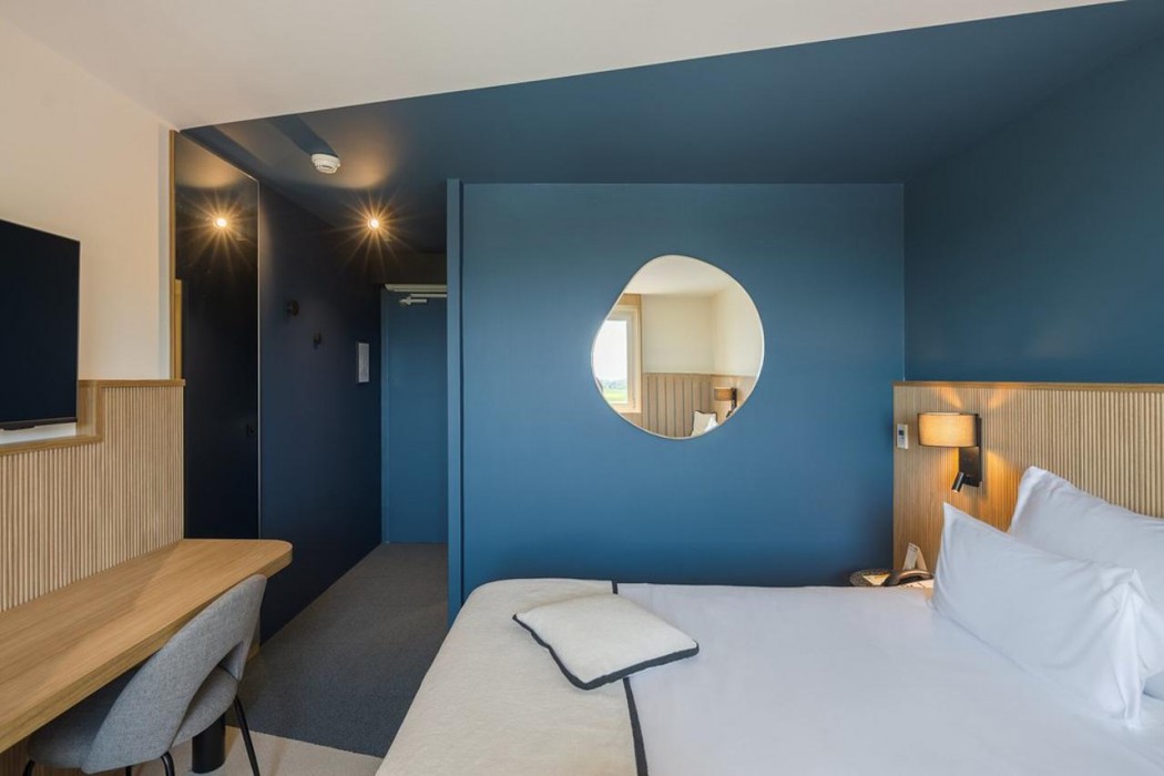 Everness Hotel and Resort 8/71