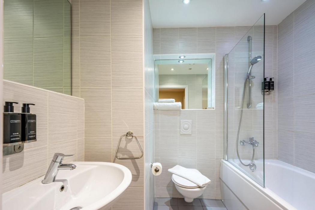 Roomzzz Leeds Headingley 8/49