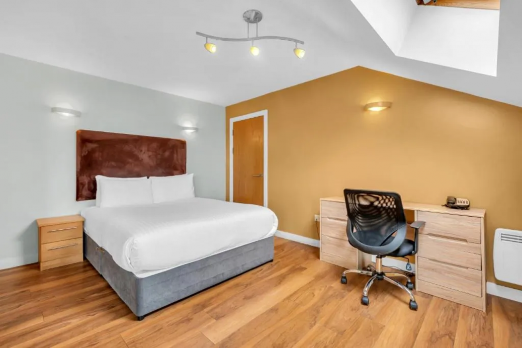 Roomzzz Leeds Headingley 7/49