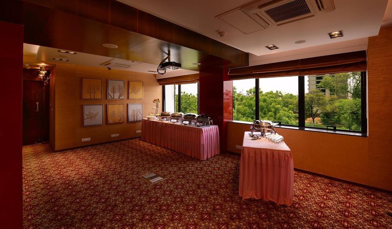 Golden Tulip 17/19