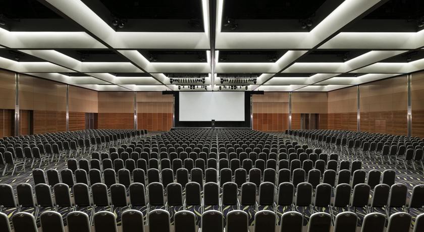 CROWN PROMENADE PERTH 27/55