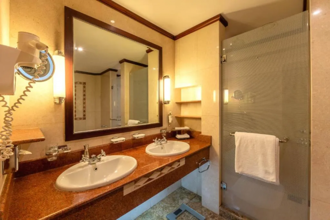 Kigali Serena 15/60