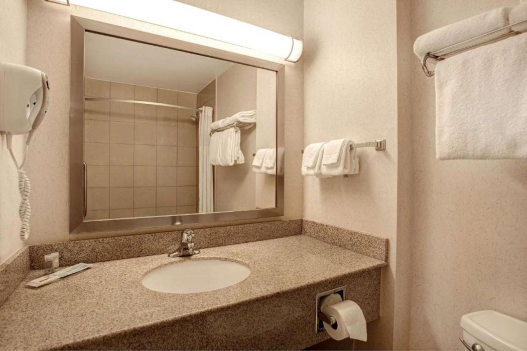 Days Inn & Suites By Wyndham Collingwood 8/38